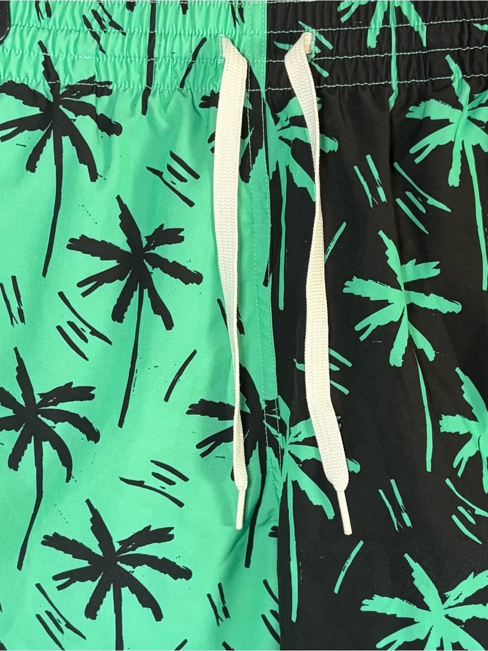 Chubbies Men’s 5.5” Split Palm-Print Swim Shorts in Black & Mint Size Large